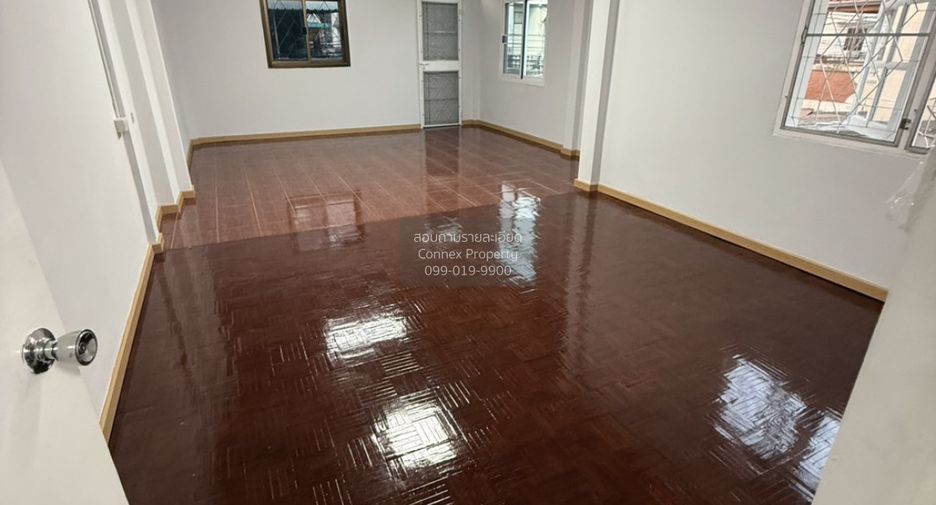 For sale 2 bedrooms townhouse in Wang Thonglang, Bangkok