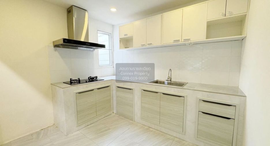 For sale 3 bedrooms townhouse in Prawet, Bangkok