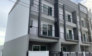 For sale 3 bedrooms townhouse in Prawet, Bangkok