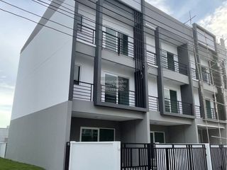 For sale 3 bedrooms townhouse in Prawet, Bangkok