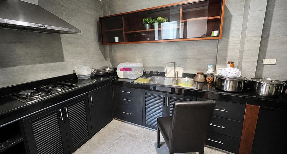 For sale 4 bedrooms townhouse in Watthana, Bangkok
