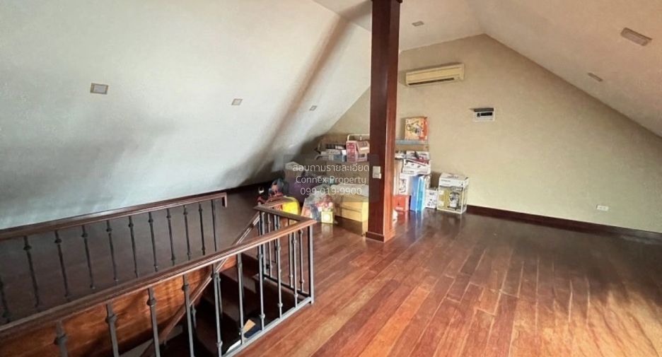 For sale 4 bedrooms townhouse in Watthana, Bangkok