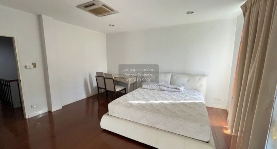 For sale 4 bedrooms townhouse in Watthana, Bangkok