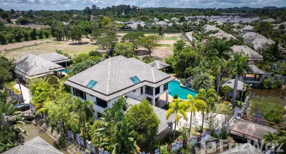 For sale 4 bedrooms villa in Huay Yai, Pattaya