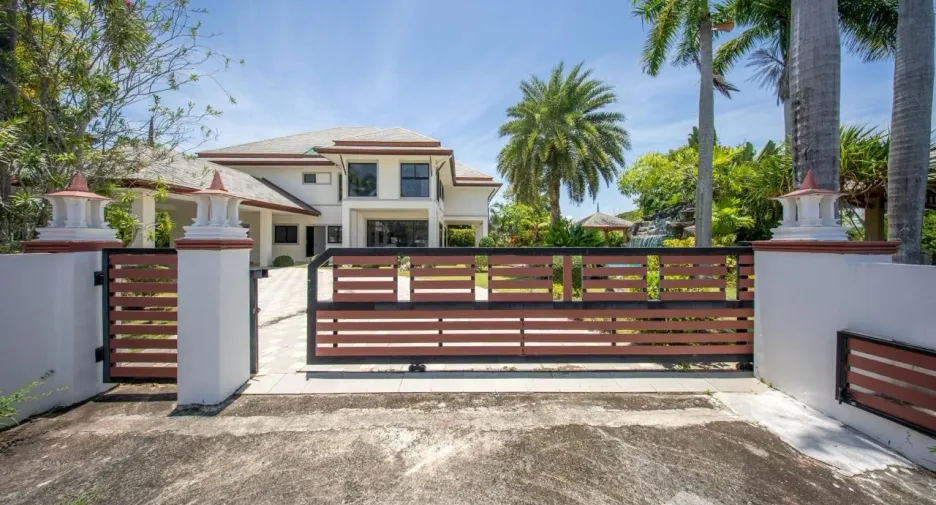 For sale 4 bedrooms villa in Huay Yai, Pattaya
