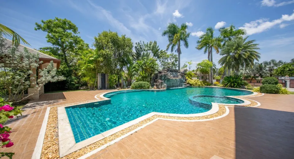 For sale 4 bedrooms villa in Huay Yai, Pattaya