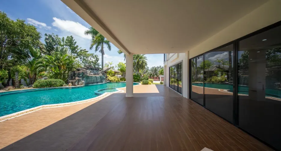 For sale 4 bedrooms villa in Huay Yai, Pattaya