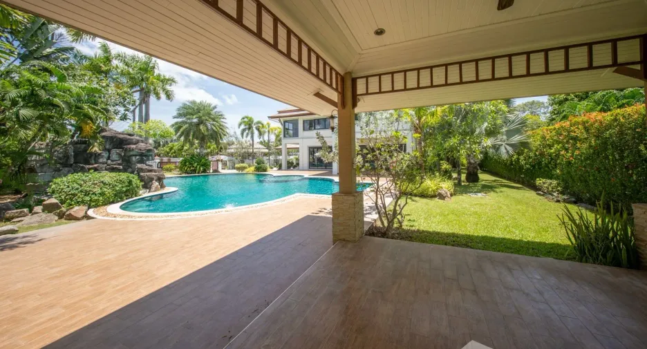 For sale 4 bedrooms villa in Huay Yai, Pattaya