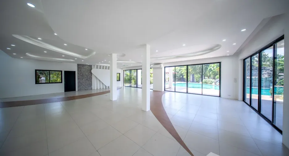 For sale 4 bedrooms villa in Huay Yai, Pattaya