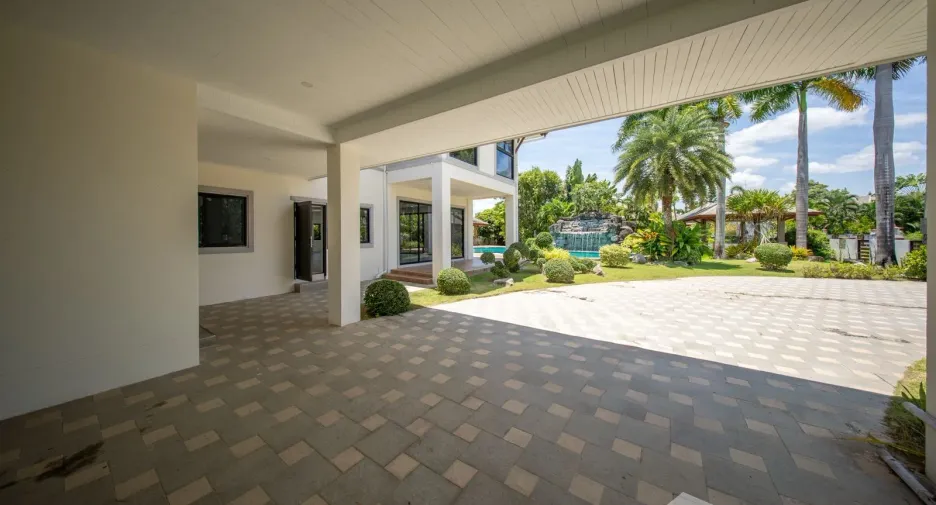 For sale 4 bedrooms villa in Huay Yai, Pattaya