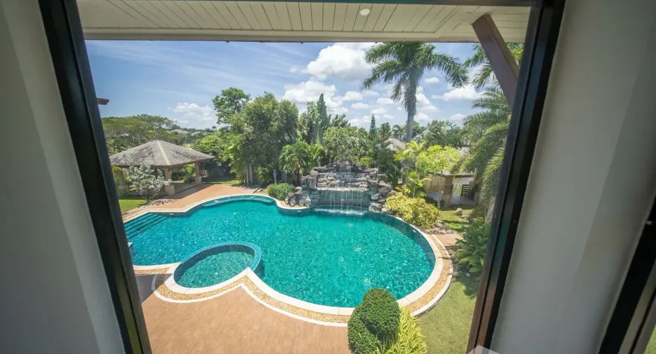 For sale 4 bedrooms villa in Huay Yai, Pattaya