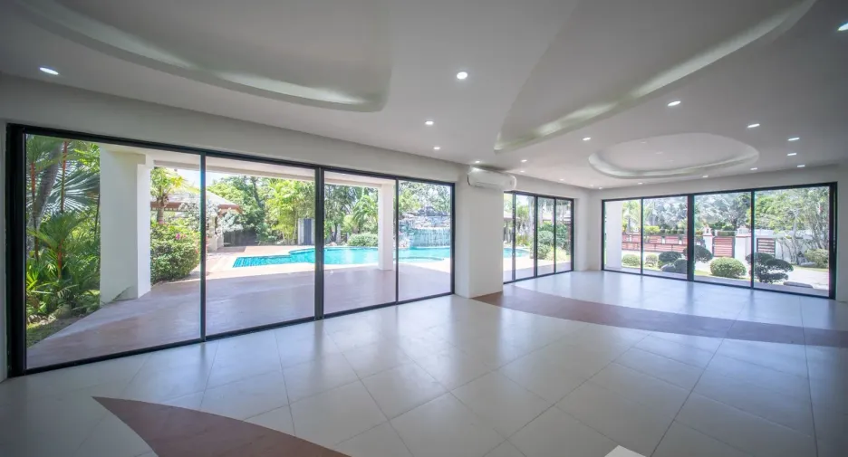 For sale 4 bedrooms villa in Huay Yai, Pattaya