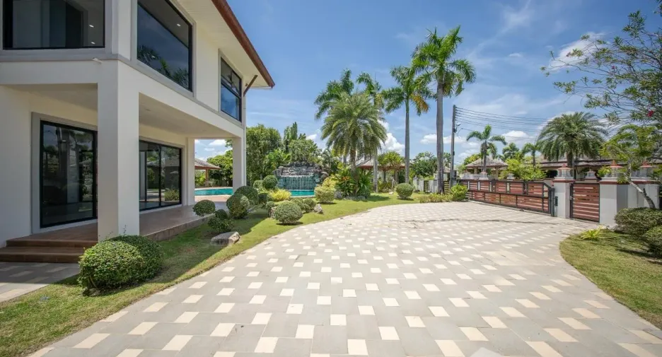 For sale 4 bedrooms villa in Huay Yai, Pattaya