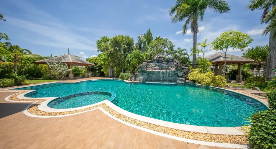 For sale 4 bedrooms villa in Huay Yai, Pattaya