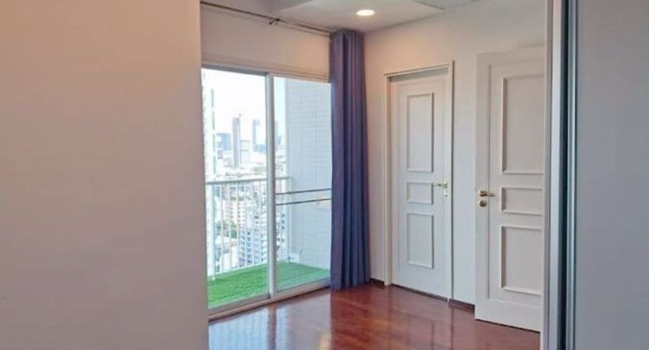 For rent 2 bedrooms condo in Watthana, Bangkok