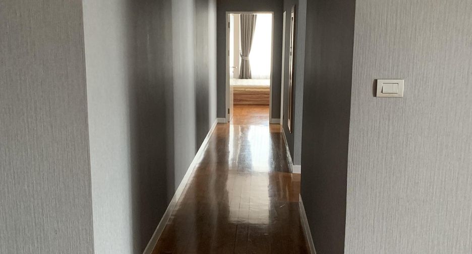 For rent 3 bedrooms condo in Pathum Wan, Bangkok