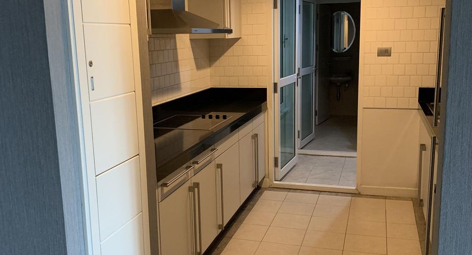For rent 3 bedrooms condo in Pathum Wan, Bangkok