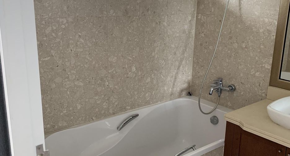 For rent 3 bedrooms condo in Pathum Wan, Bangkok