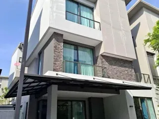 À vendre et à louer 4 chambres maison à Lat Phrao, Bangkok