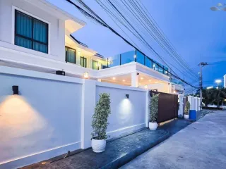 Villa zum Kauf mit 4 Zimmer in Bang Lamung, Chonburi
