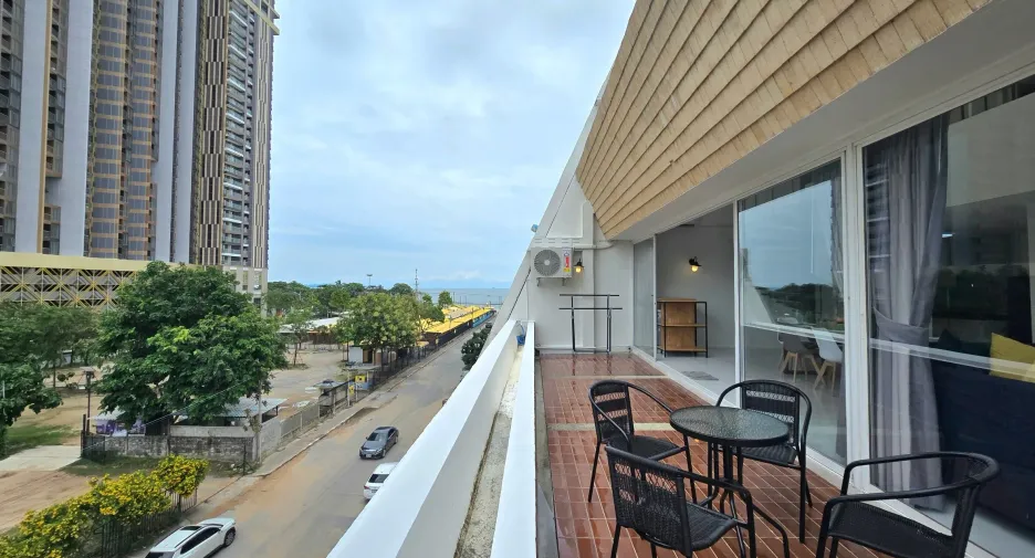 For rent 3 bedrooms condo in Jomtien, Pattaya
