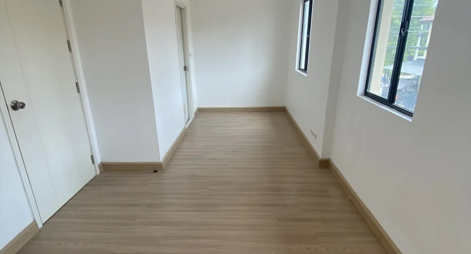 Reihenhaus zum Kauf mit 2 Zimmer in Krathum Baen, Samut Sakhon