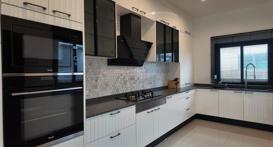 Haus zum Kauf mit 4 Zimmer in Bang Lamung, Chonburi
