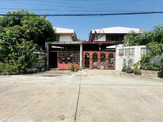 For sale 3 bedrooms house in Phra Khanong, Bangkok