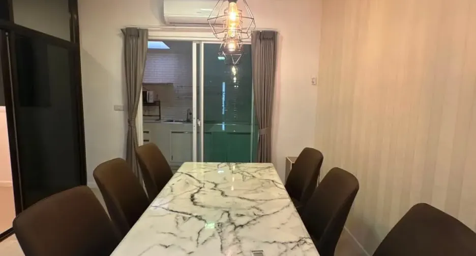 For rent 3 bedrooms townhouse in Mueang Chiang Mai, Chiang Mai