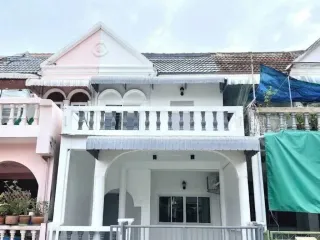 For rent 3 bedrooms townhouse in Phra Khanong, Bangkok