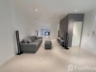 For rent 3 bedrooms townhouse in Phra Khanong, Bangkok