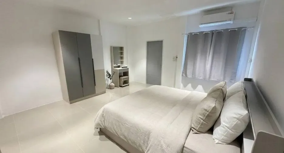 For rent 3 bedrooms townhouse in Phra Khanong, Bangkok
