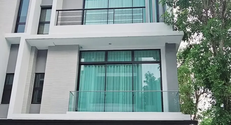 For rent 3 bedrooms townhouse in Saphan Sung, Bangkok
