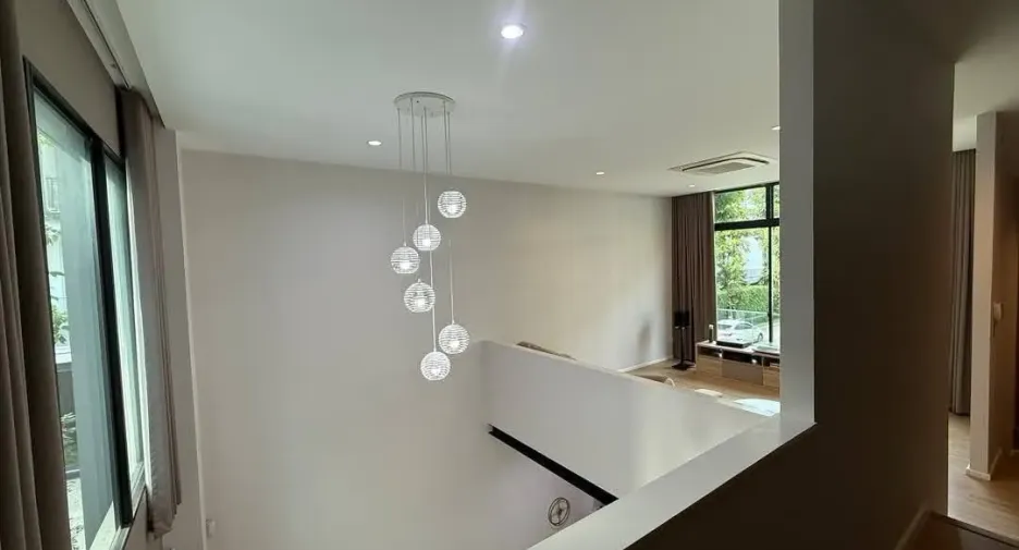 For rent 3 bedrooms townhouse in Saphan Sung, Bangkok