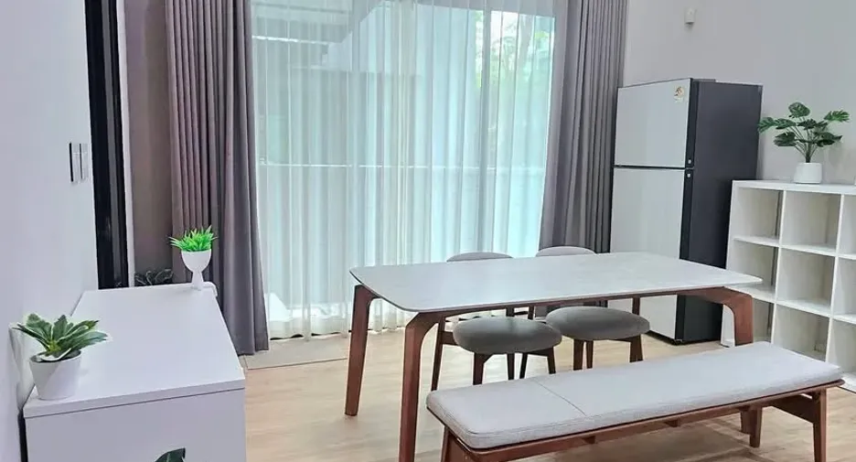 For rent 3 bedrooms townhouse in Saphan Sung, Bangkok