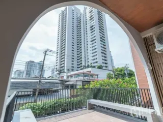 For rent 3 bedrooms townhouse in Watthana, Bangkok