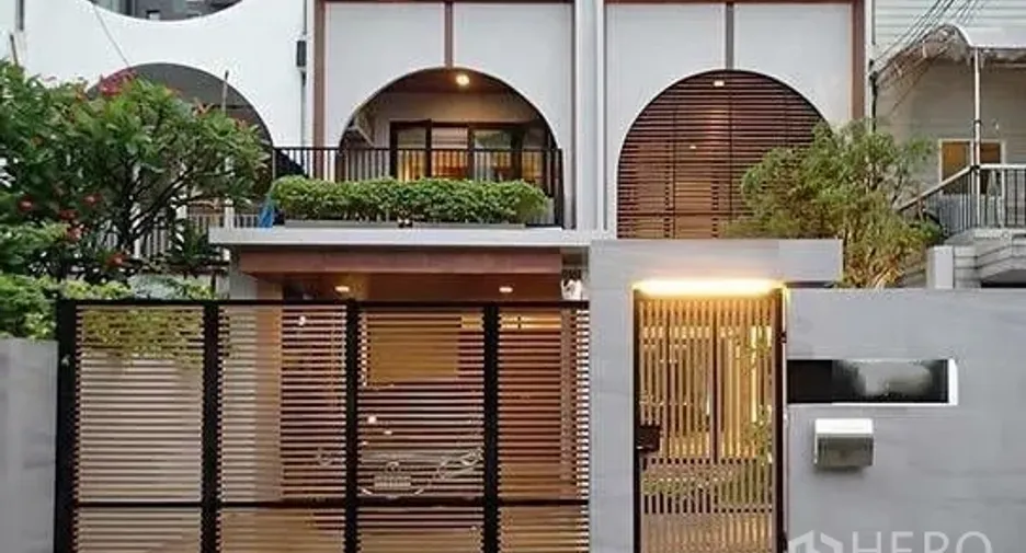 For rent 3 bedrooms townhouse in Watthana, Bangkok
