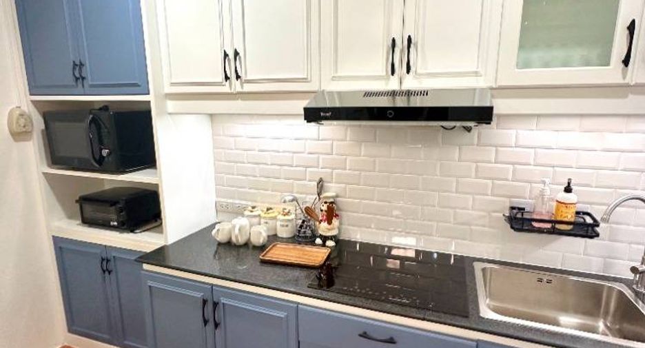 For rent 3 bedrooms condo in Yan Nawa, Bangkok