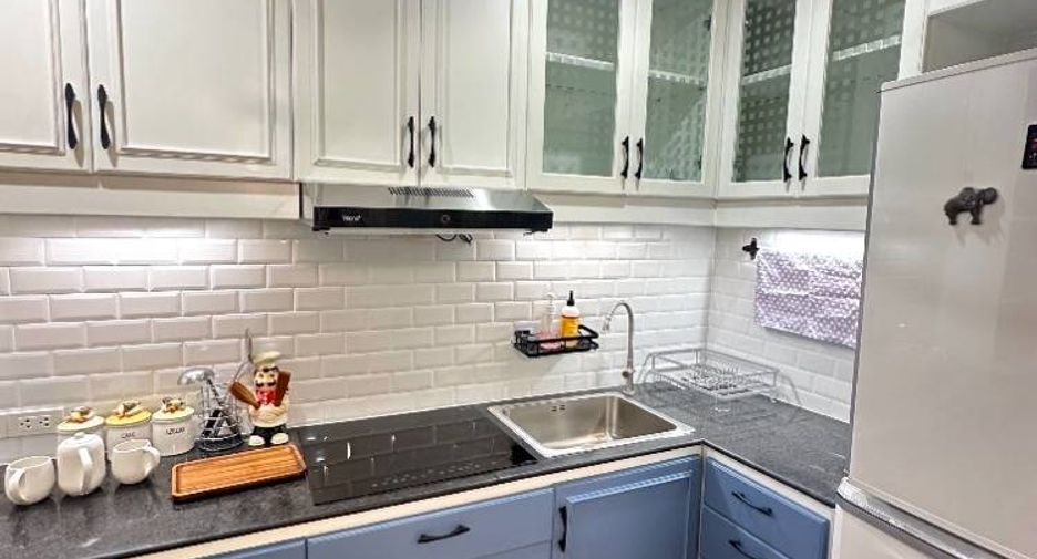 For rent 3 bedrooms condo in Yan Nawa, Bangkok