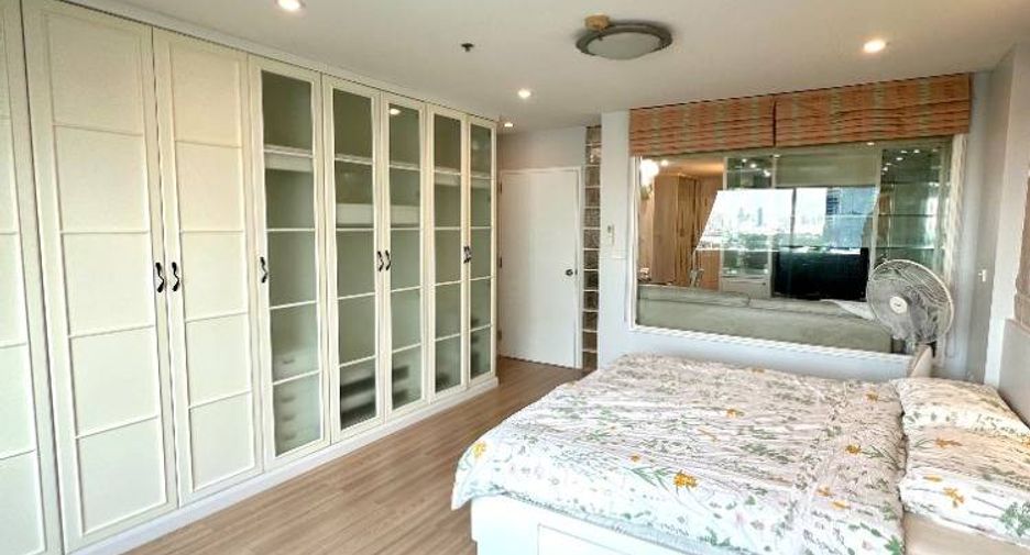 For rent 3 bedrooms condo in Yan Nawa, Bangkok