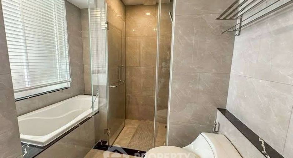 Condo en alquiler de 3 habitaciones en Huai Khwang, Bangkok
