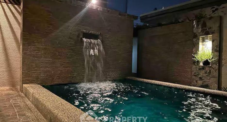 For rent and for sale 5 bedrooms house in Watthana, Bangkok