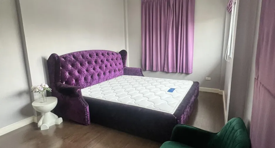Haus zum Kauf mit 3 Zimmer in Saphan Sung, Bangkok