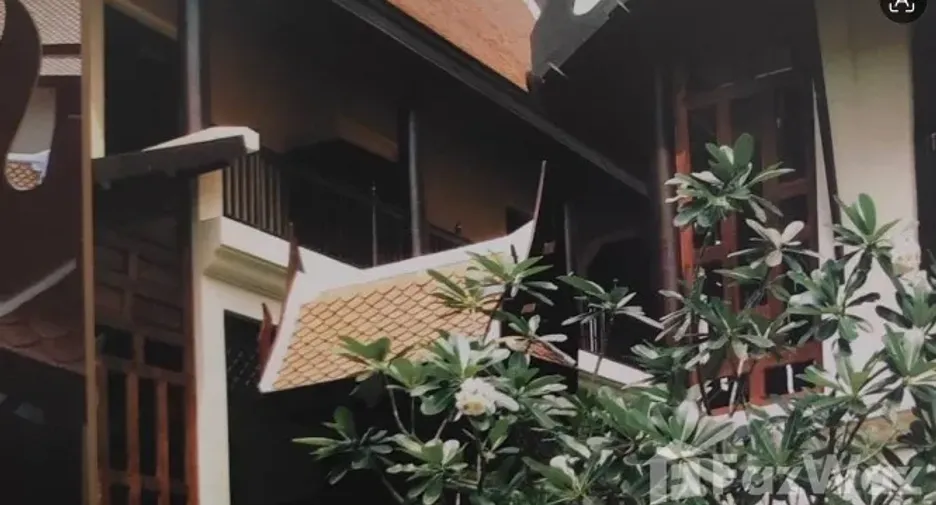 For rent 4 bedrooms townhouse in Khlong Toei, Bangkok