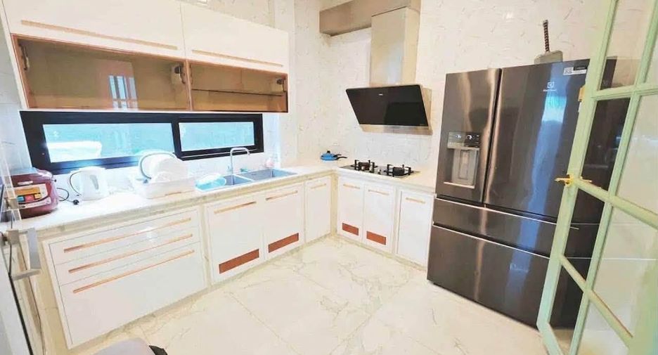 For rent 7 bedrooms house in Phaya Thai, Bangkok