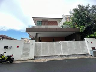 For rent 7 bedrooms house in Phaya Thai, Bangkok