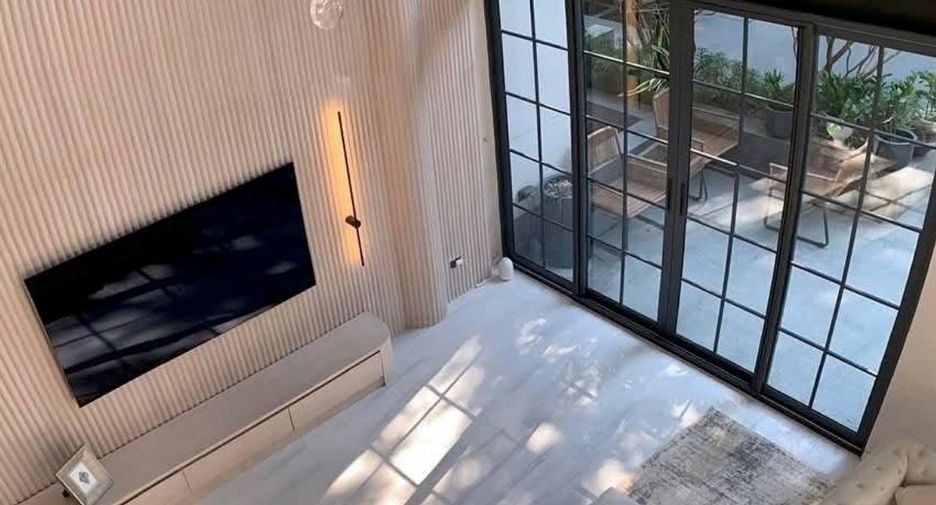 For sale 4 bedrooms townhouse in Watthana, Bangkok