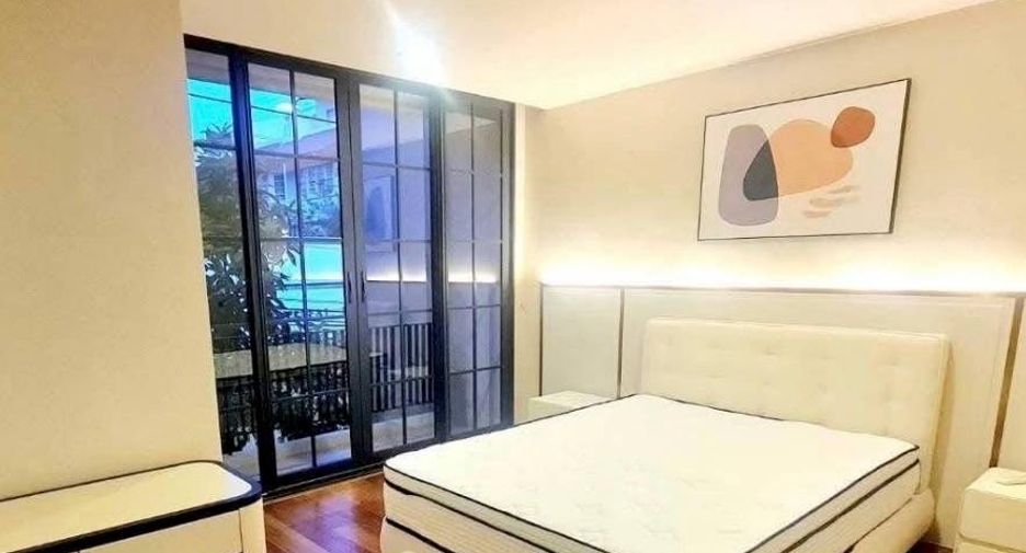 For sale 4 bedrooms townhouse in Watthana, Bangkok
