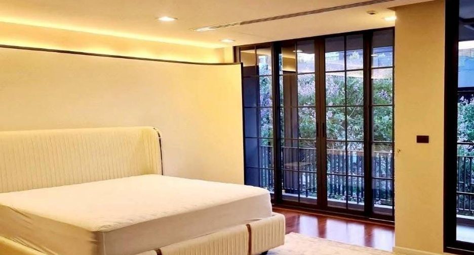 For sale 4 bedrooms townhouse in Watthana, Bangkok