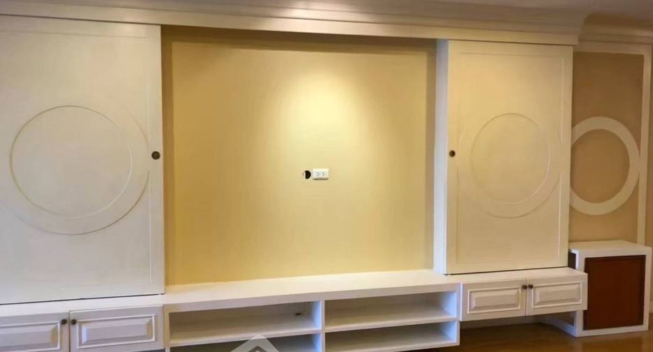 For rent 3 bedrooms condo in Khlong Toei, Bangkok